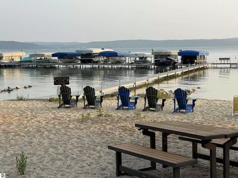 000 Arbutus Ln, Beulah, MI 49617