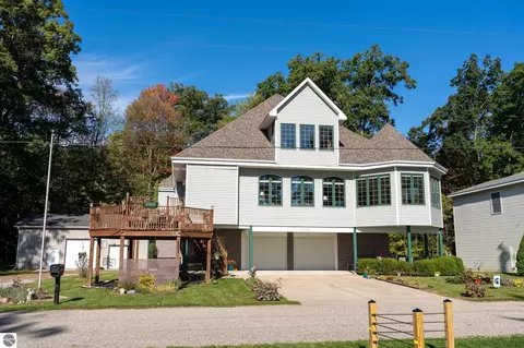11076 N Shore Dr, Lake, MI 48632