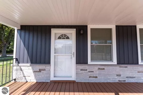Exterior - 216 W Fifth St, Clare, MI 48617 photo 5 of 9