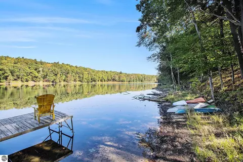 16602 Acorn Ridge Trl, Beulah, MI 49617