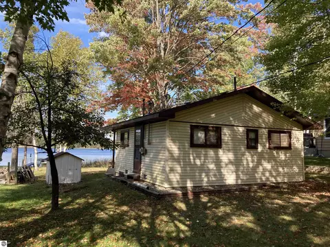 3307 Deerfield Ln, Lupton, MI 48635