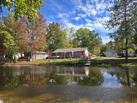 159 Aspenwood Dr, Prudenville, MI 48651