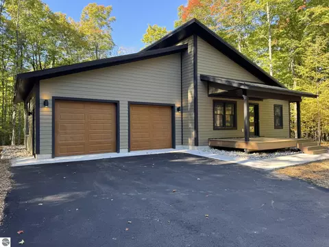 2418 Hawks Eye Dr, Bellaire, MI 49615