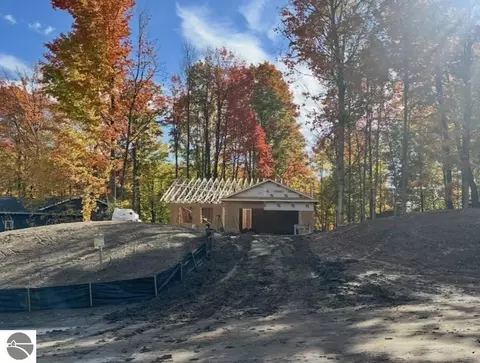 1009 Birmley Estates Dr, Traverse City, MI 49696