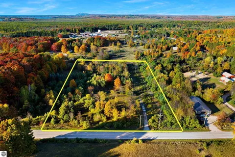 9874 Covey Rd, Beulah, MI 49617