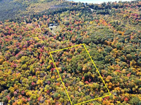 6 N Acres N Manitou Trl, Leland, MI 49654
