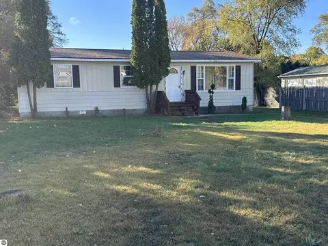 221 Dwyer Ave, Clare, MI 48617