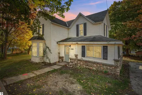 226 S Gladwin St, Lake City, MI 49651