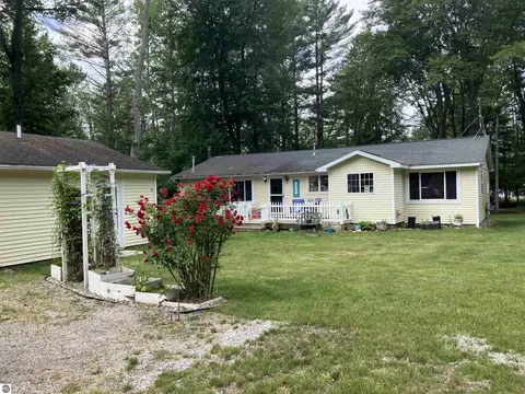 5611 NEast Shore Dr, Kalkaska, MI 49646