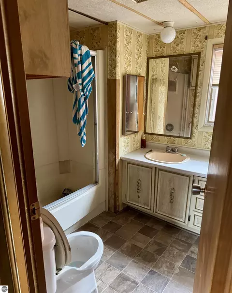 2430 Ruby St, Mount Pleasant, MI 48858 photo 9