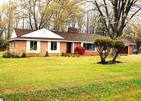 2301 Birchcrest Dr, West Branch, MI 48661