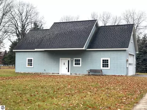 Exterior - 103 Ultra Ct, Roscommon, MI 48653 photo 5 of 7