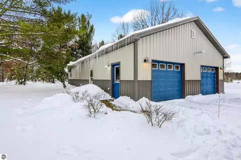 11775 Country Acres Dr, Interlochen, MI 49643