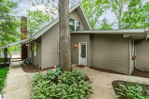 7670 Five Lakes Dr, Farwell, MI 48622