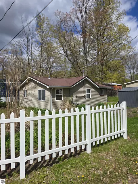 2695 Ovid St, Crystal, MI 48818