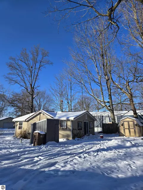 2695 Ovid St, Crystal, MI 48818