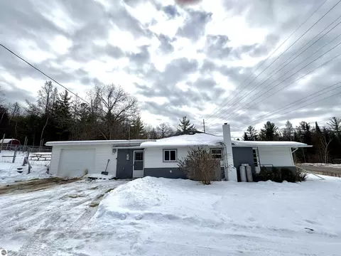 2024 Apple Hill Rd, Traverse City, MI 49686