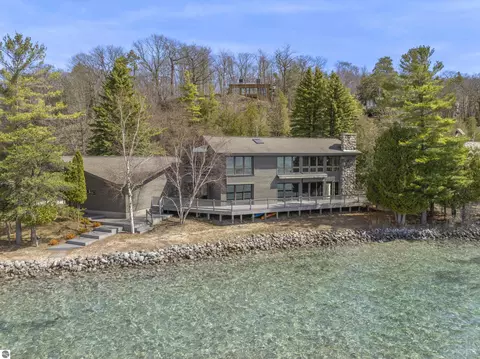 3151 Crystal Dr, Beulah, MI 49617