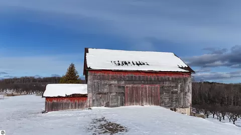5221 N Overlook Rd, Northport, MI 49670