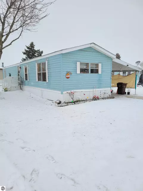 7361 Queens Ct, Alma, MI 48801