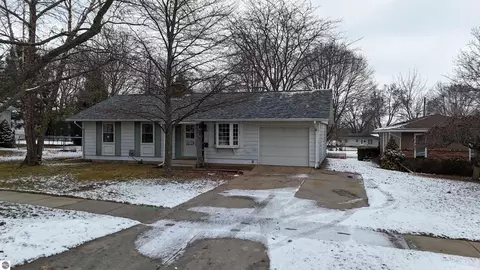 990 Glencoe Rd, Alma, MI 48801