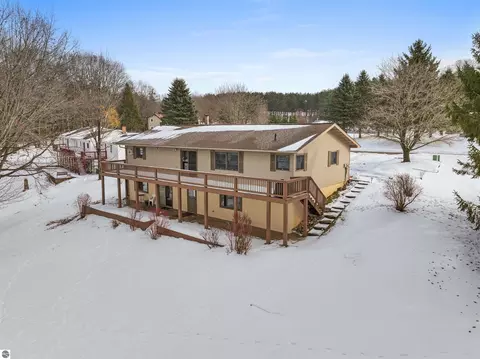 9561 Peterson Dr, Cadillac, MI 49601
