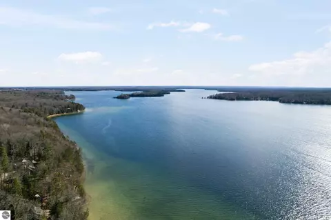 8906 Manhattan N # -B, Traverse City, MI 49685
