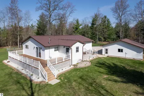 6622 Walton Rd, Kingsley, MI 49649