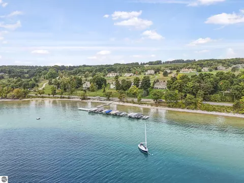 9546 Eastridge Dr, Traverse City, MI 49686
