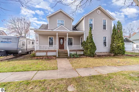 105 N 4th St, Shepherd, MI 48883