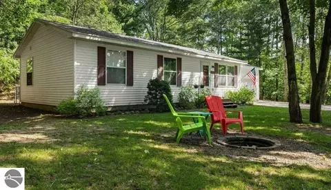 12050 Cabin Ln, Rapid City, MI 49676
