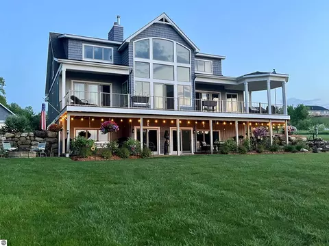 346 Bluewater Trl, Boyne City, MI 49712