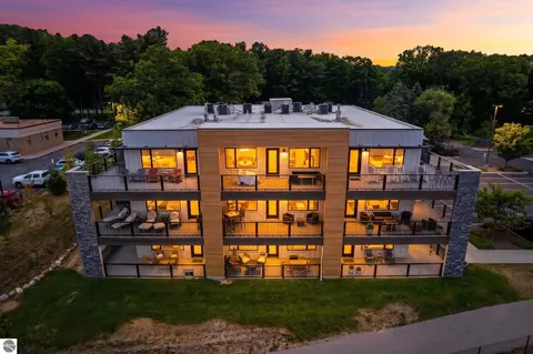 225 E Seventeenth St #3C, Traverse City, MI 49684