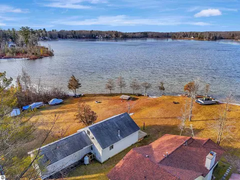 2183 Wenonah Trl, Lake City, MI 49651