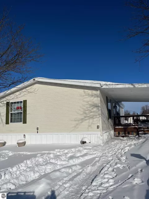388 Fairway Dr, Cadillac, MI 49601