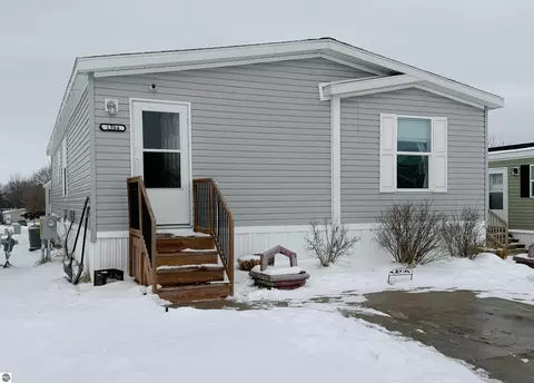 1304 Powder Horn Dr, Mount Pleasant, MI 48858