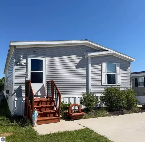1304 Powder Horn Dr, Mount Pleasant, MI 48858