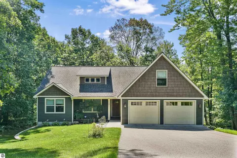 180 Hunters Rdg, Cadillac, MI 49601