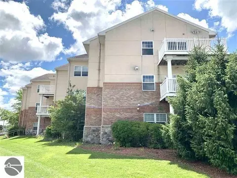 301 N Lake St #206, Cadillac, MI 49601