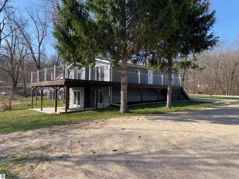 6820 W Shore Dr, Weidman, MI 48893