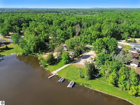 6820 W Shore Dr, Weidman, MI 48893