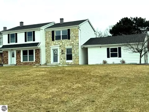 1700 Piper Pl #E, Alma, MI 48801