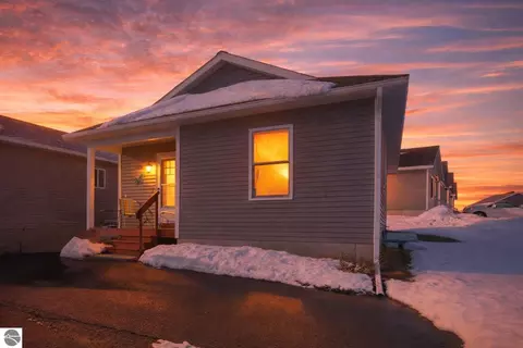 1040 Umber Dr, Traverse City, MI 49696