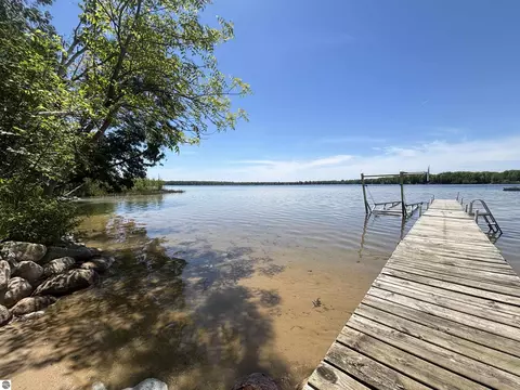 000 Birch Pointe Dr, Kewadin, MI 49648