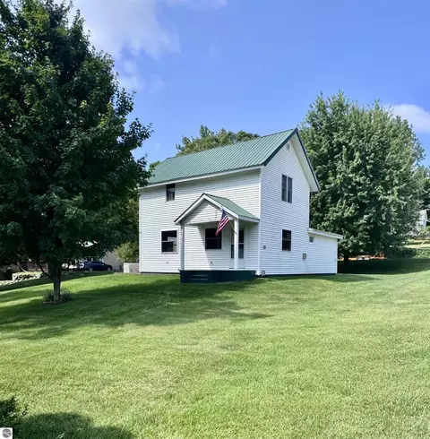 111 W Forest Home Ave, Bellaire, MI 49615