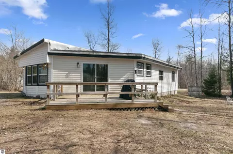 302 Fern Ave, Cadillac, MI 49601