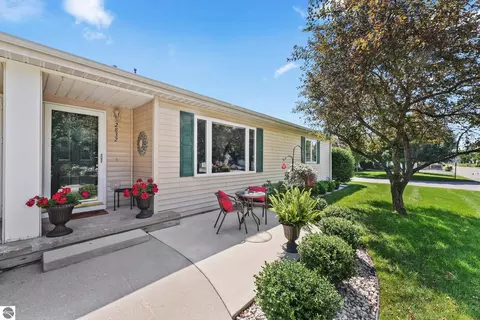 2832 Emerald Blfs, Traverse City, MI 49684