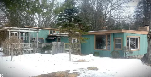 8890 Us-131 S, Grawn, MI 49637