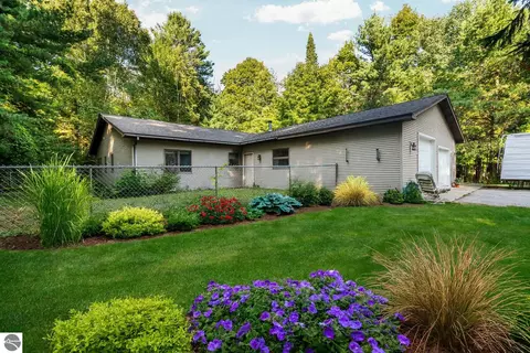 211 E 7th St, Northport, MI 49670