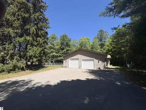 211 E 7th St, Northport, MI 49670